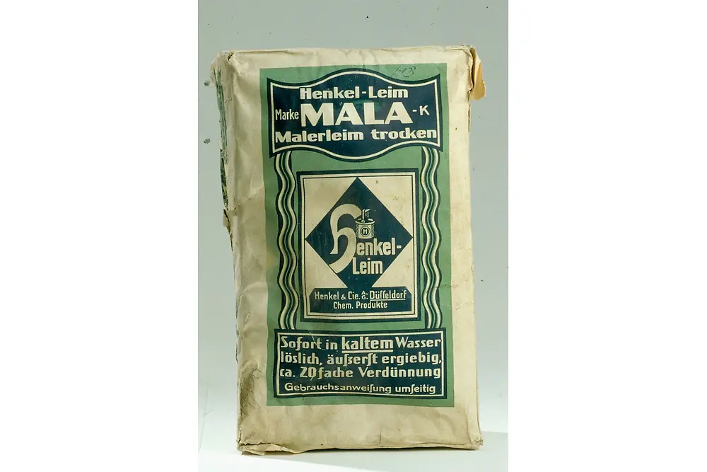 
1922年、ヘンケルは自社製品のパッケージに必要な接着剤が不足していたことから、接着剤の生産を開始しました。1年後には、「Mala（マラ）」と「Tapa（タパ）」のブランドからジャガイモベースの接着剤の販売を開始しました。