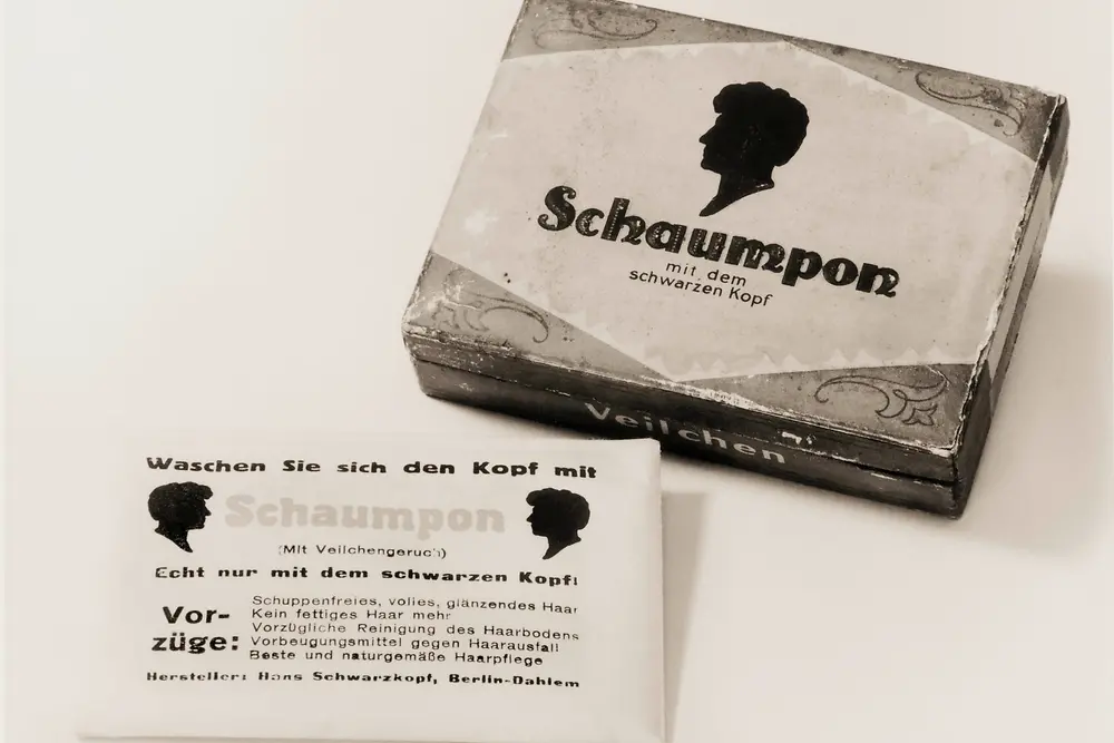 
Schaumponは、ハンス・シュワルツコフが開発した最初の水溶性粉末シャンプーです。それまで使用されていたオイルや粗悪な石鹸よりも使いやすく安価でした。