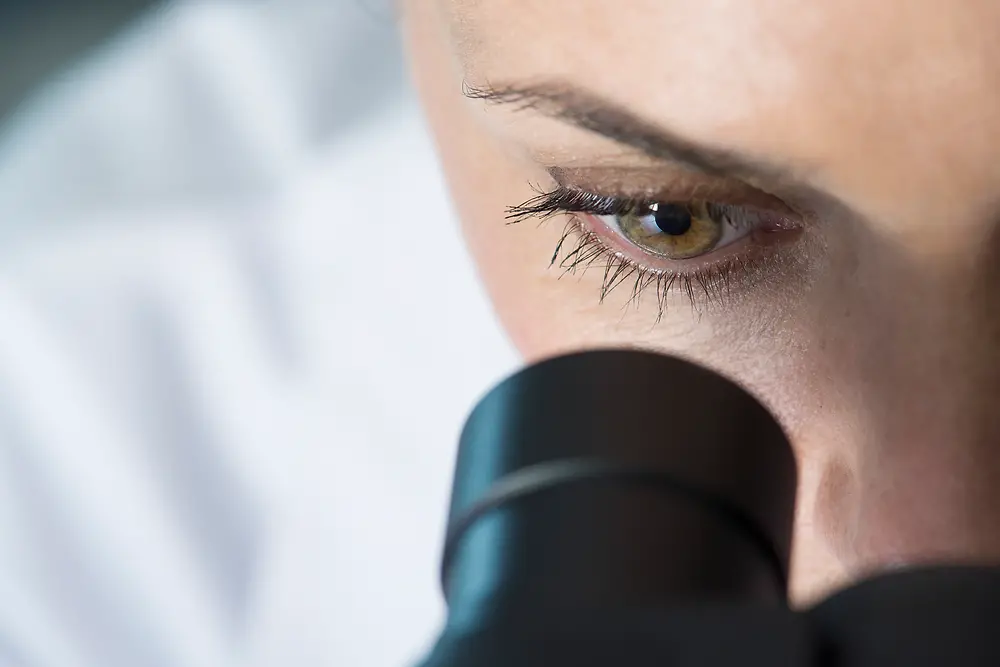 顕微鏡を覗く女性の瞳