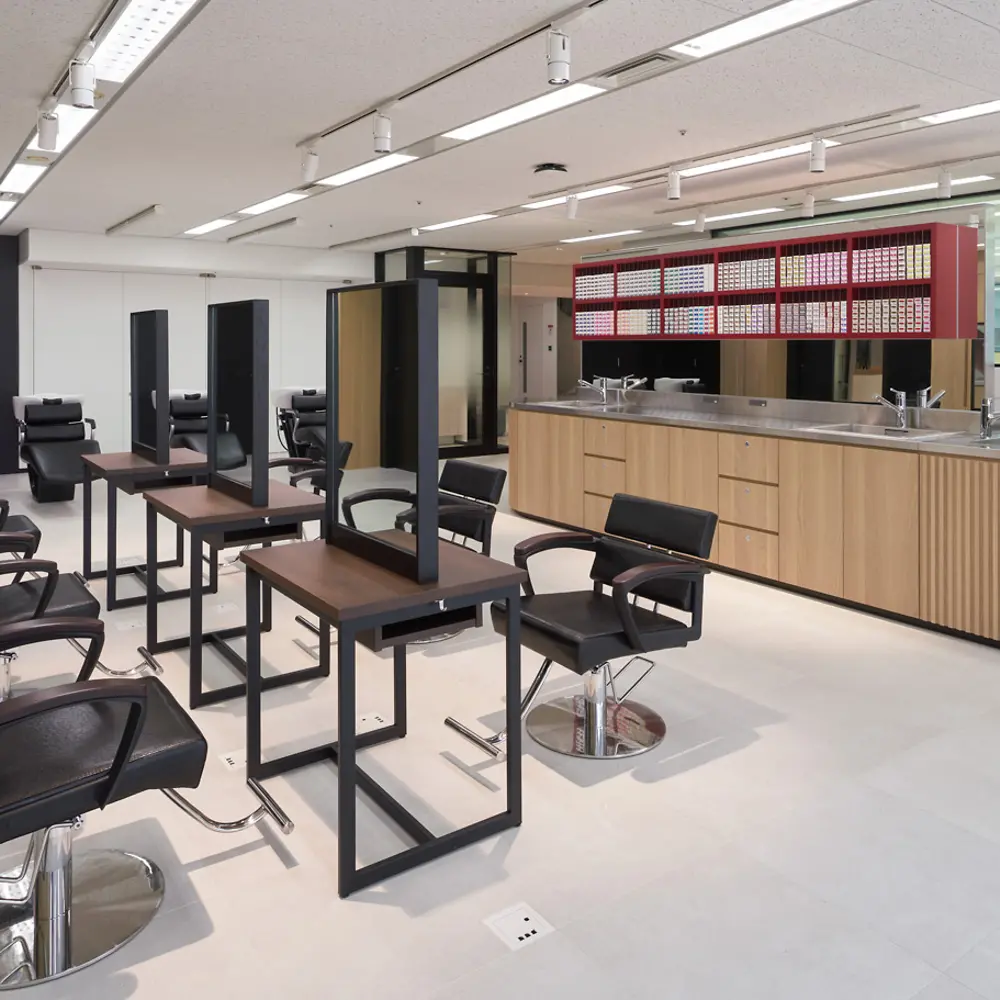 美容鏡やシャンプー台を設置したエバリュエーションスタジオでは、ヘアケア、ヘアカラー、パーマ、スタイリング製品の総合的な官能検査を実施しています。