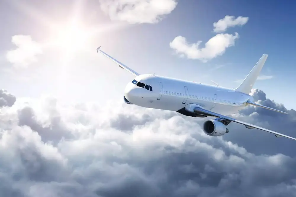 日中、空港の滑走路に駐機している飛行機。
