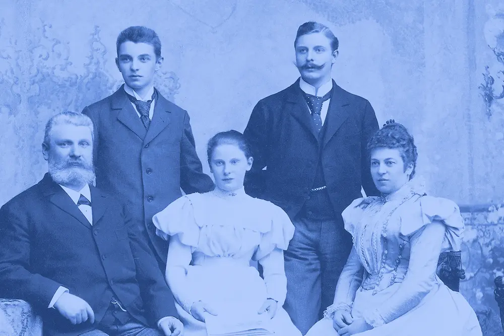 ヘンケルのこれまでの製品、洗剤ボトル、研究員、歴史的な広告が青いトーンでまとめられた、コラージュ画像。