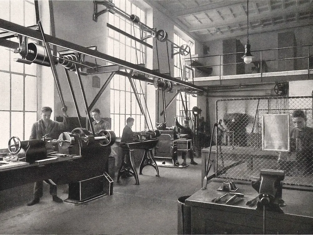 金属加工場で機械を操作する実習生たち。