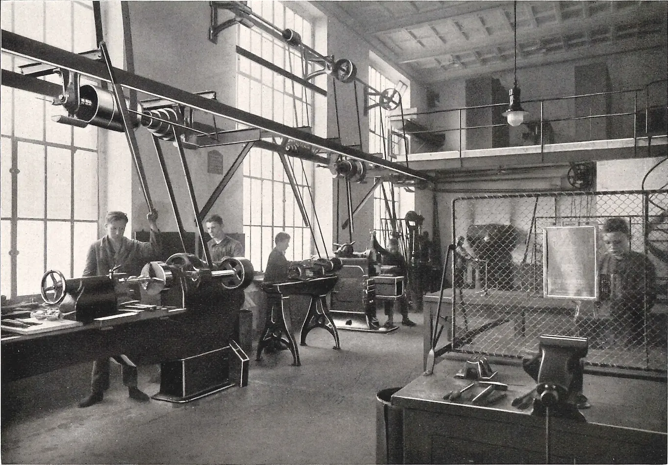 金属加工場で機械を操作する実習生たち。