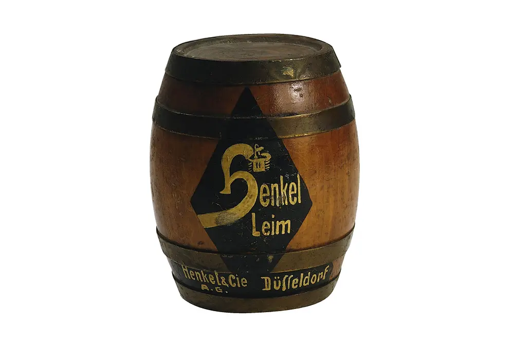 1925年に発売されたヘンケルのブランドロゴ入り接着剤ドラム缶のミニチュアレプリカ。