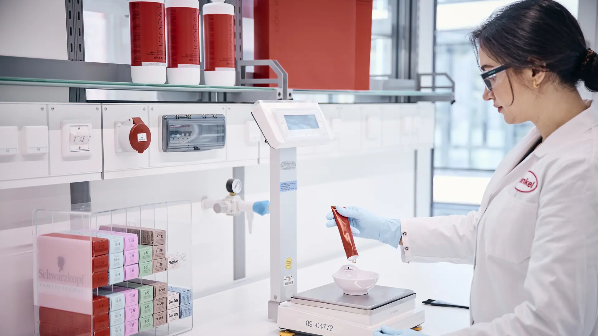 テスト製品の重さを量る研究室の社員。