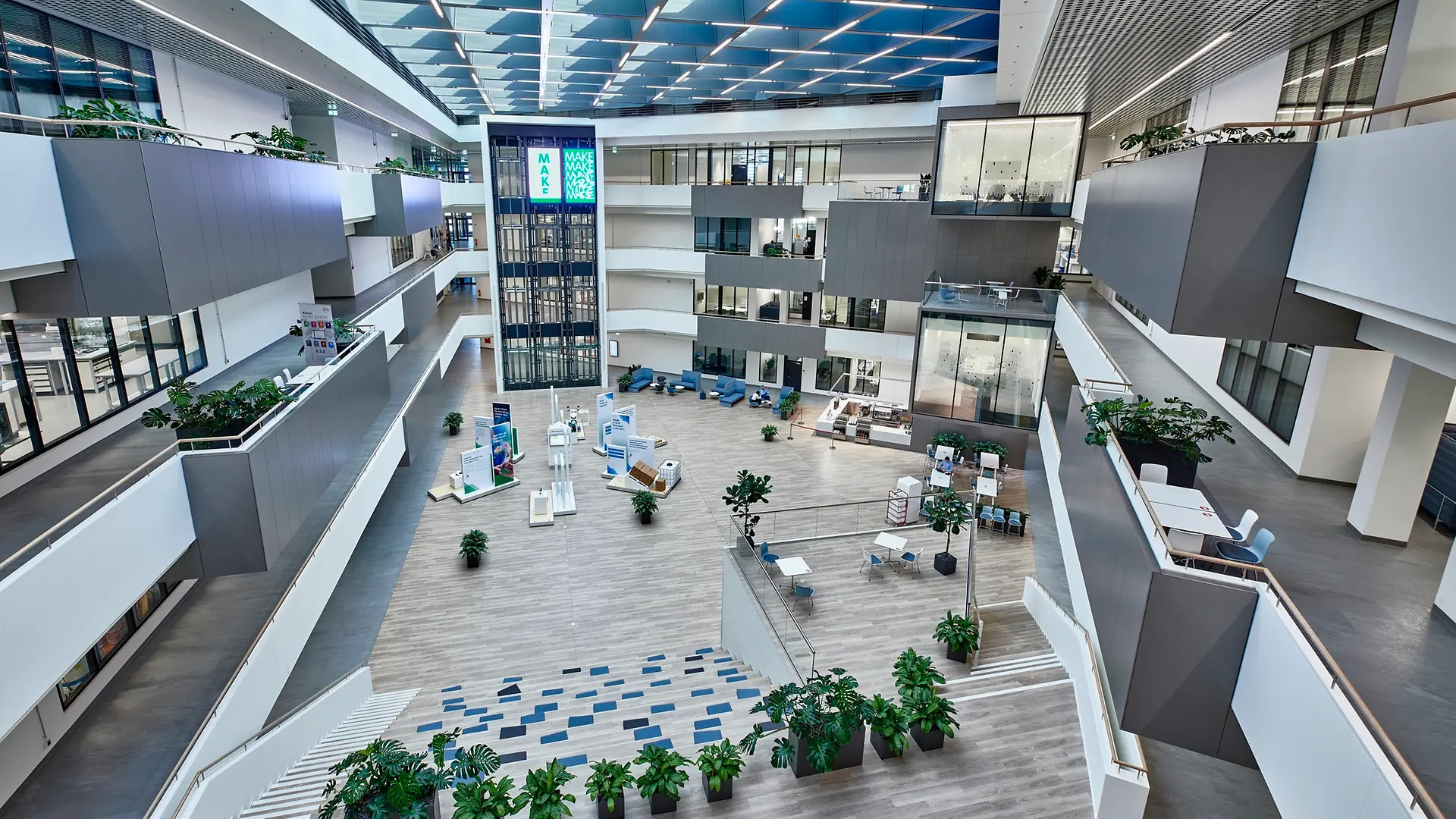 デュッセルドルフのインスピレーションセンターの内部。中心に中庭がある。4フロアーにガラス張りのハイテク研究室が見える。