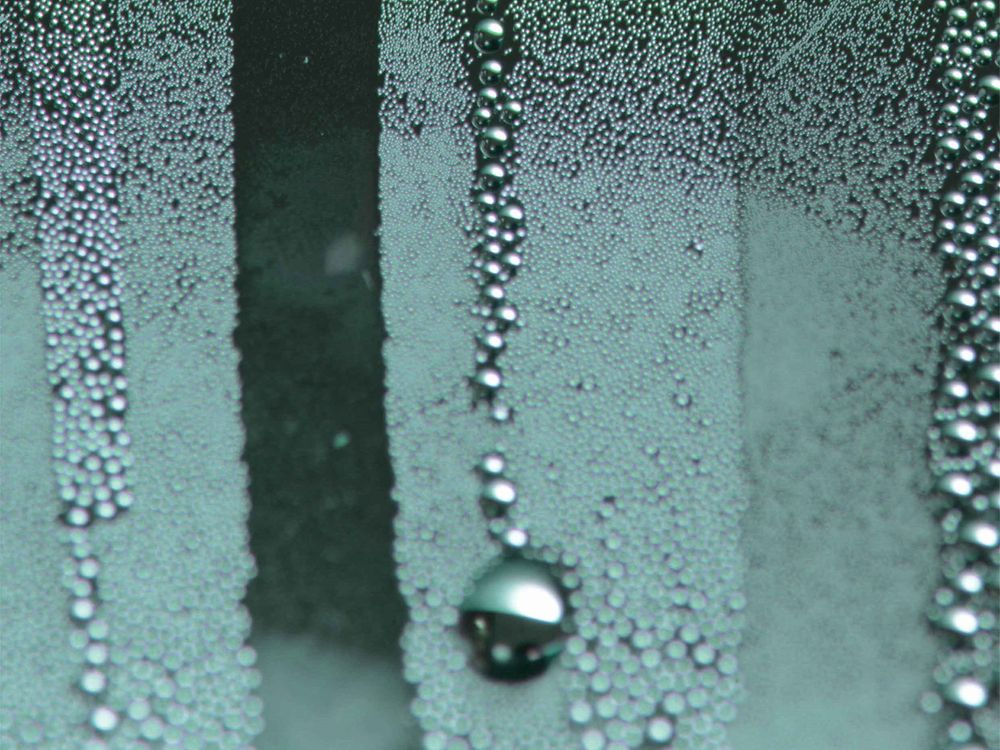 耐久性のある疎水性ポリマー表面における水滴の形成