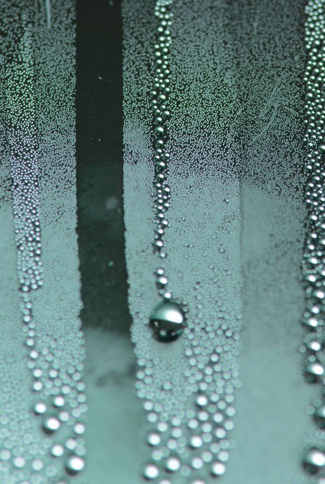 耐久性のある疎水性ポリマー表面における水滴の形成