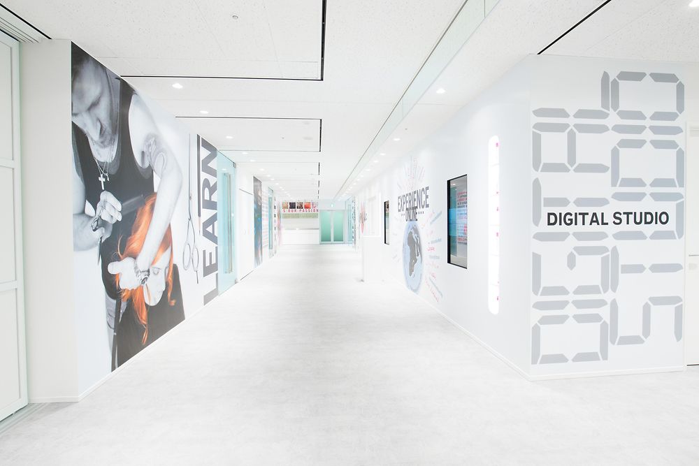 ASK Academy TOKYOグラフィックが施された廊下とデジタルスタジオ